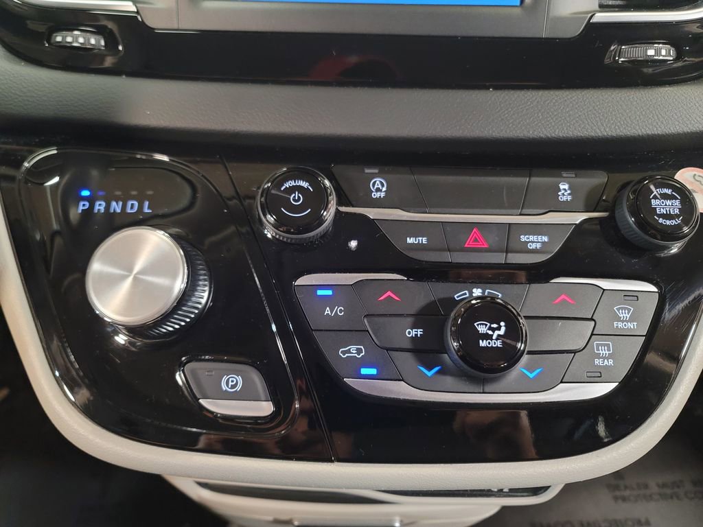 Used 2023 Chrysler Voyager LX image 17