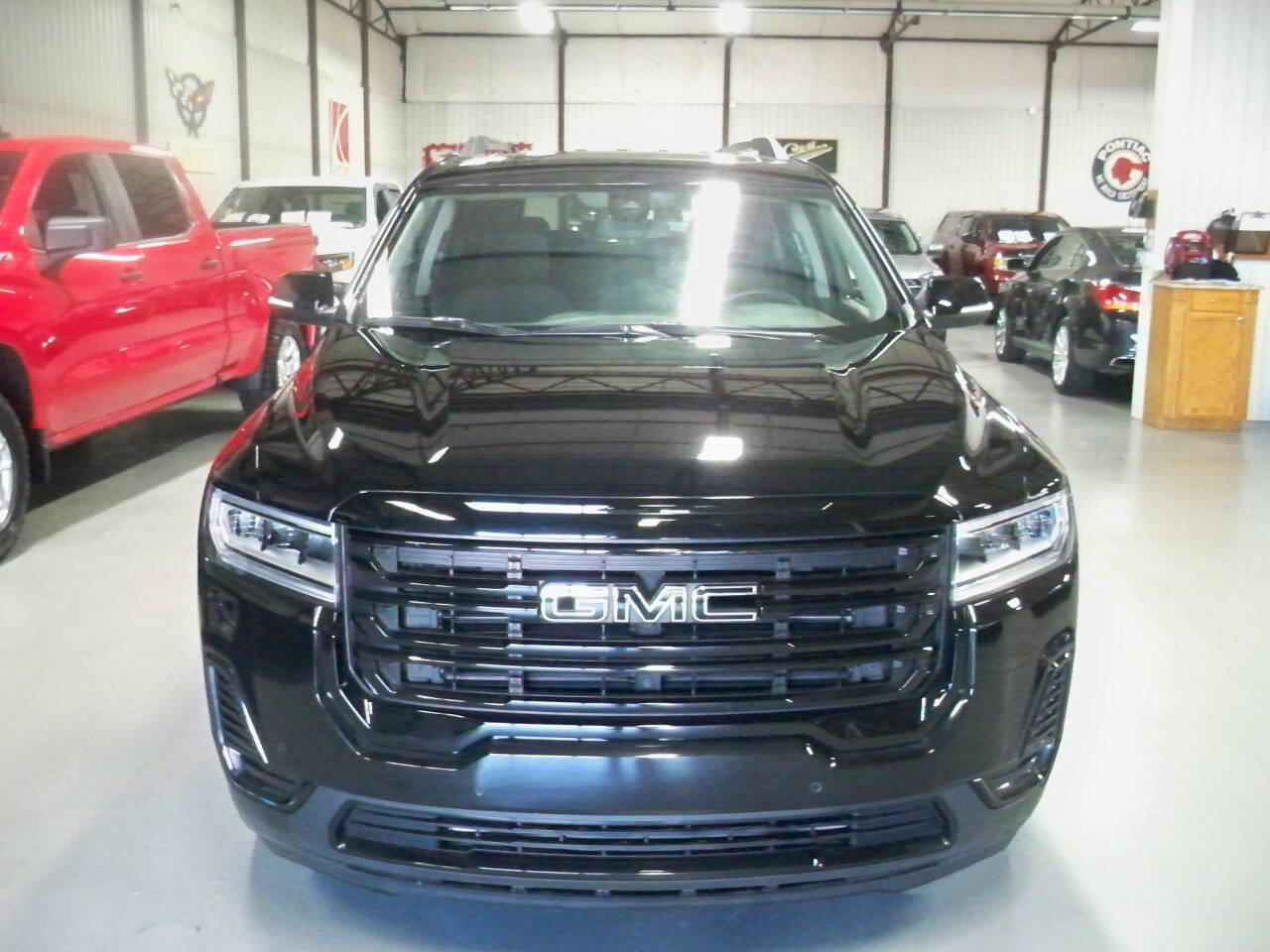 Used 2023 GMC Acadia SLE w/ Driver Convenience Package image 2