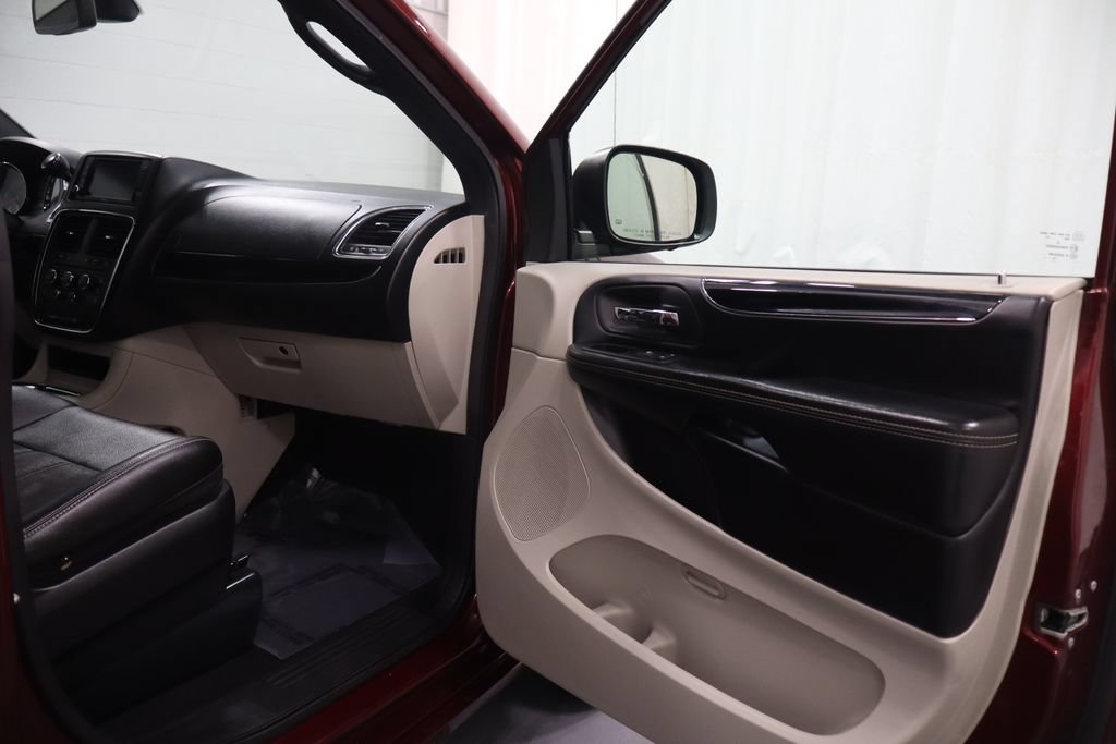 Certified 2019 Dodge Grand Caravan SXT FWD image 14