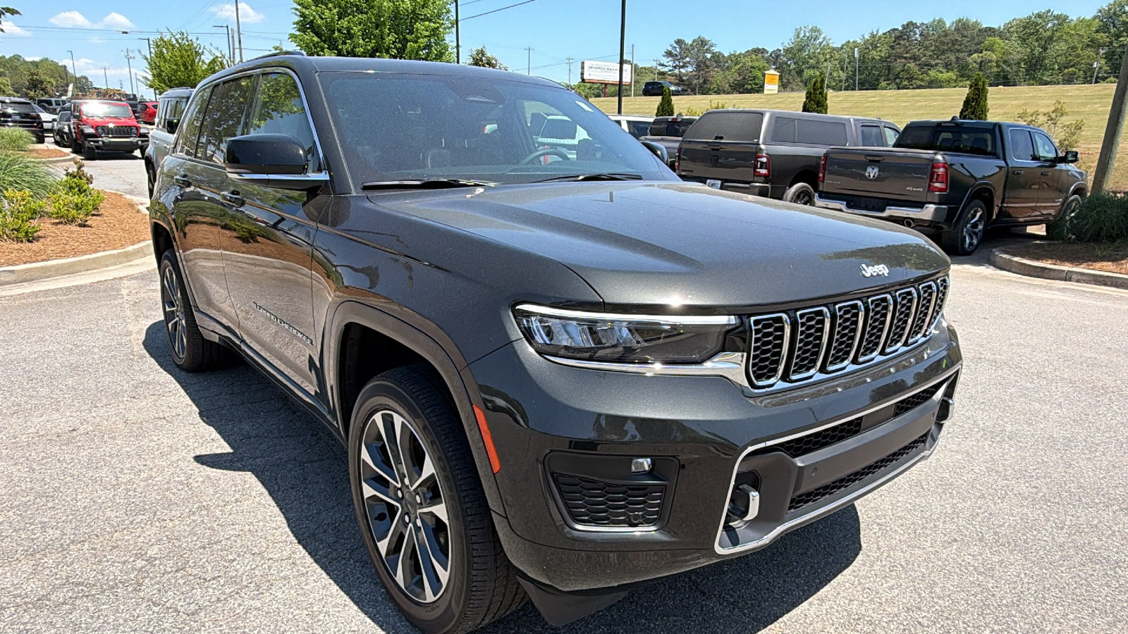 Used 2025 Jeep Grand Cherokee Overland w/ Luxury Tech Group IV AWD/4WD image 5