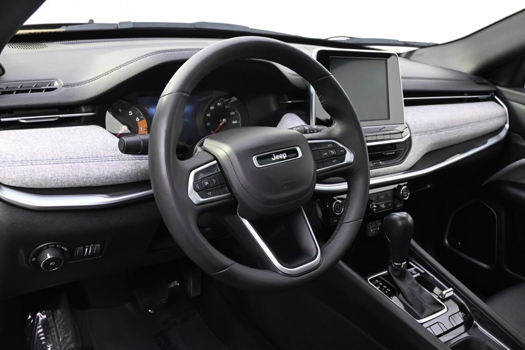 Used 2025 Jeep Compass Latitude w/ Sun & Sound Group AWD/4WD image 9