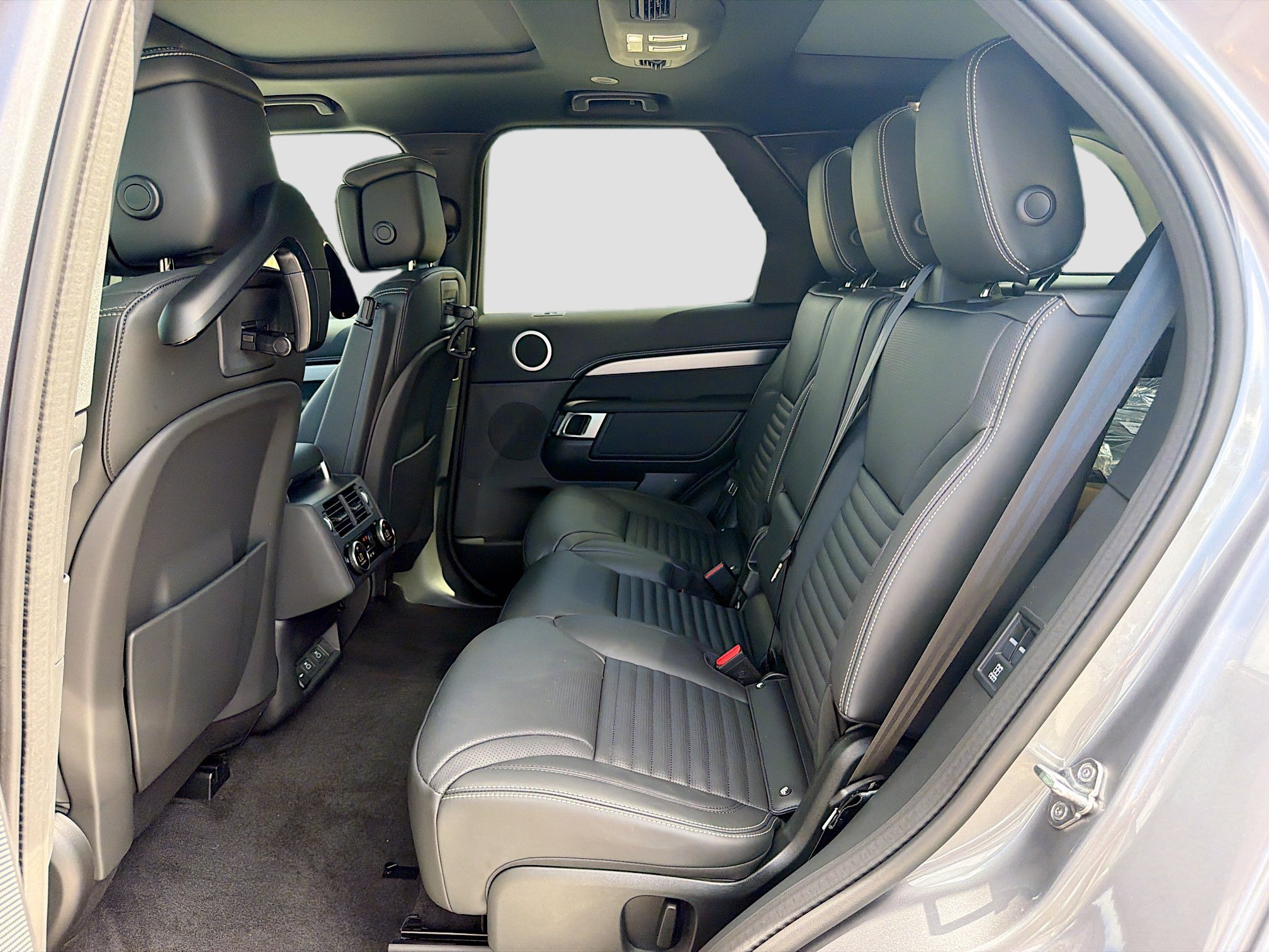 New 2026 Land Rover Discovery Limited Edition AWD/4WD image 22