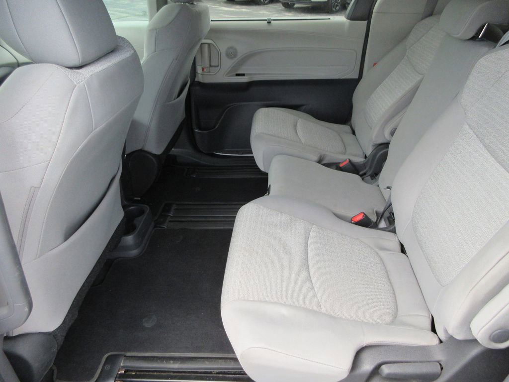 Used 2022 Toyota Sienna LE FWD image 13