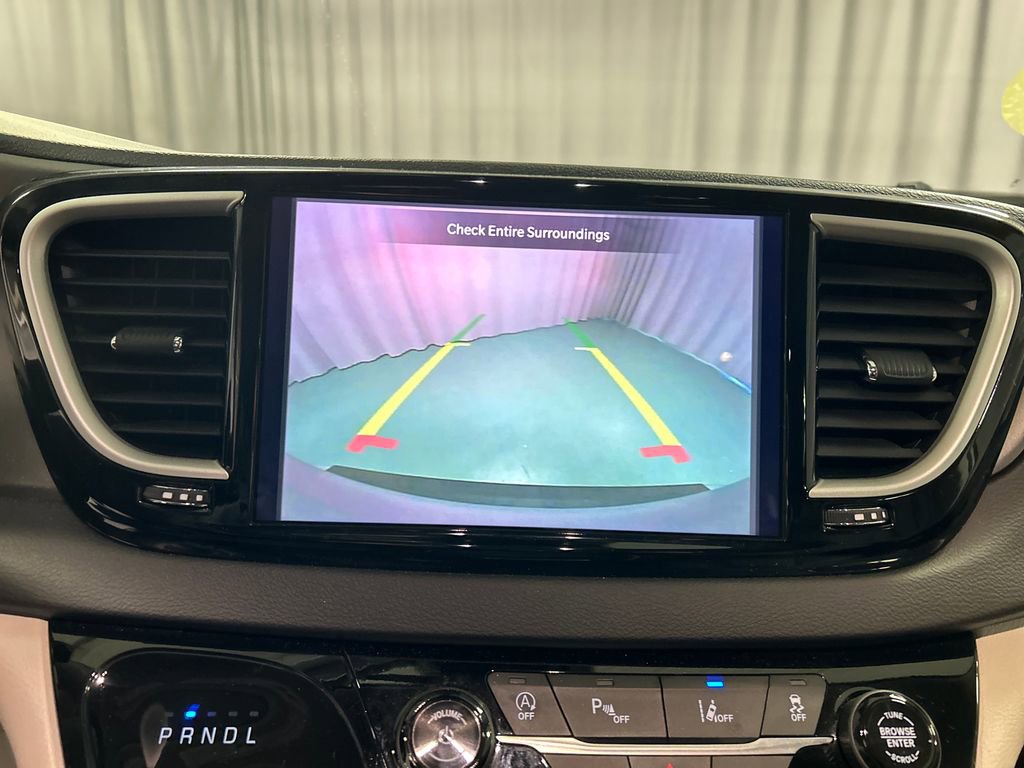 Used 2024 Chrysler Pacifica Touring-L FWD image 18