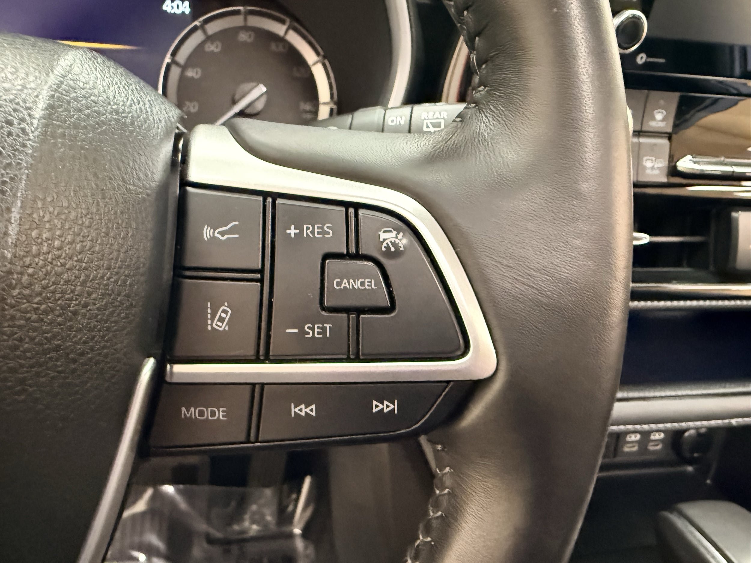 Used 2022 Toyota Highlander XSE AWD/4WD image 9