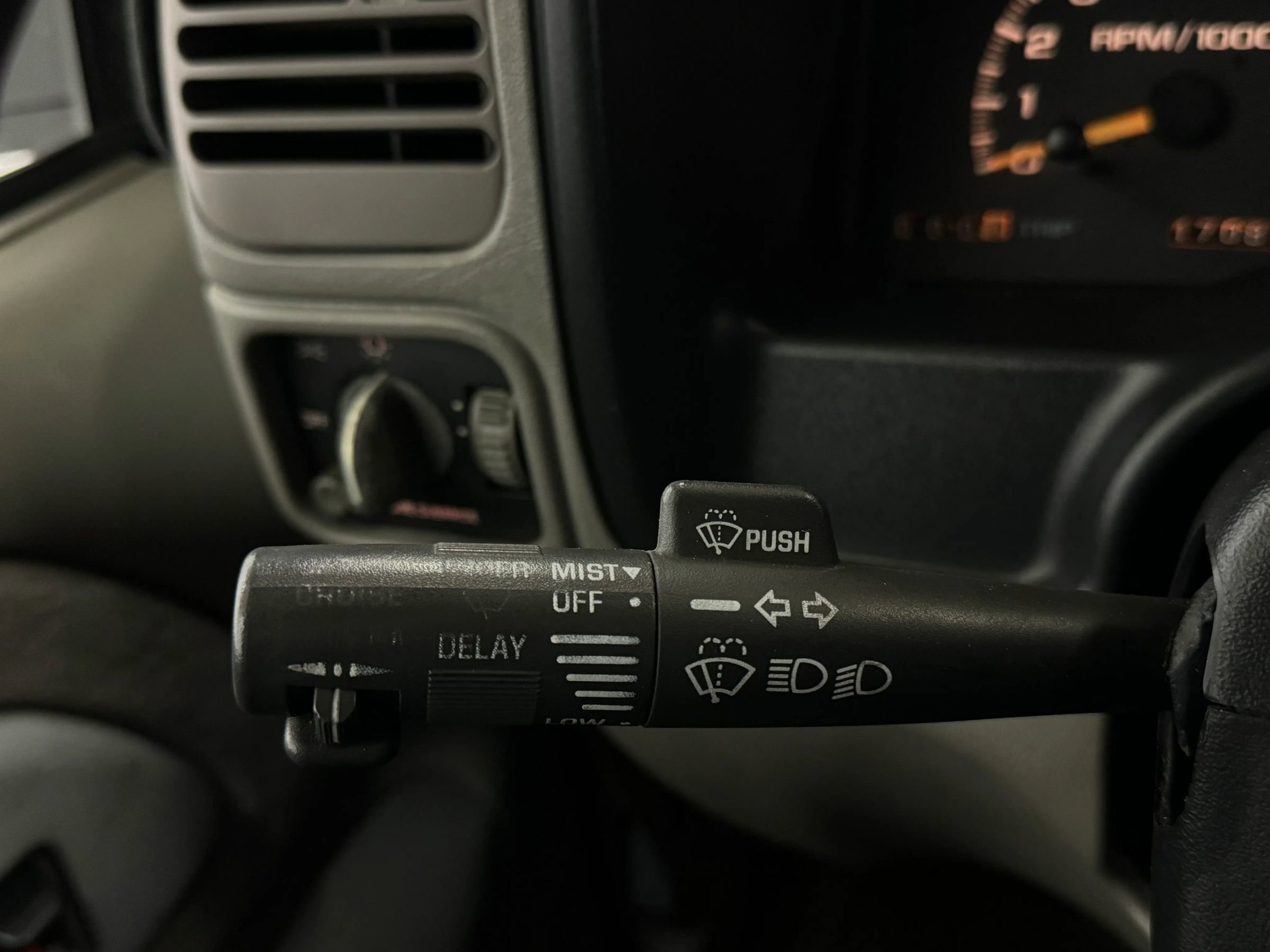 Used 2000 Chevrolet Tahoe Z71 w/ Comfort & Security Pkg AWD/4WD image 68