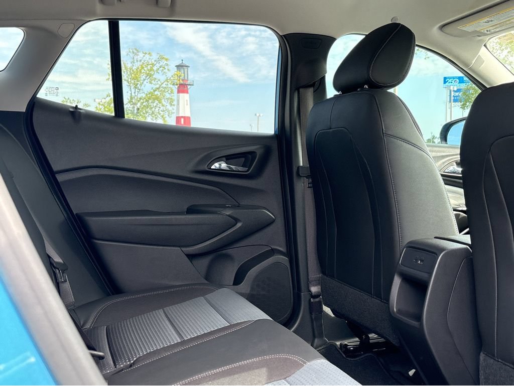 Used 2025 Chevrolet Trax LT FWD image 27
