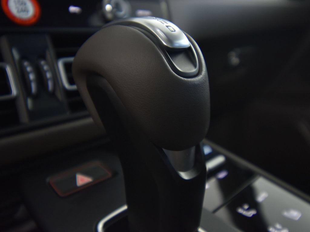 Used 2025 Porsche Macan AWD/4WD image 34