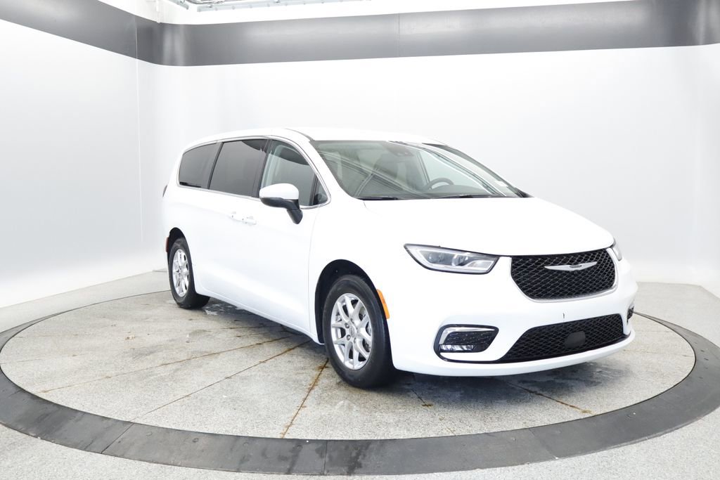 Certified 2023 Chrysler Pacifica Touring-L FWD image 10
