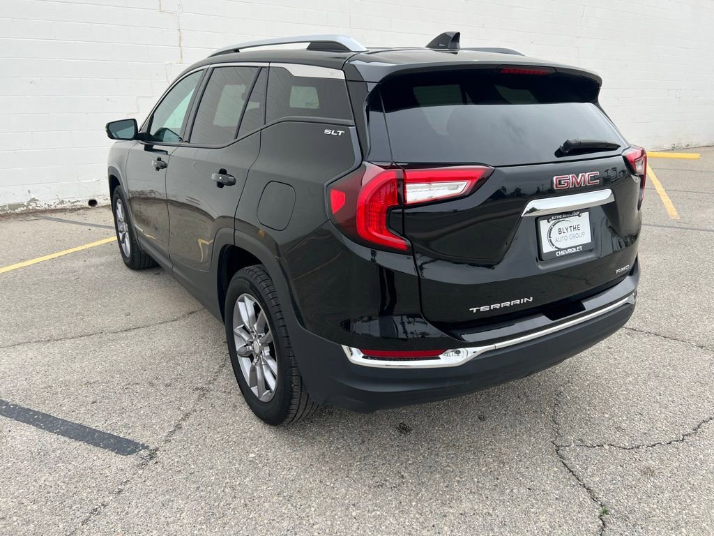 Used 2024 GMC Terrain SLT image 3