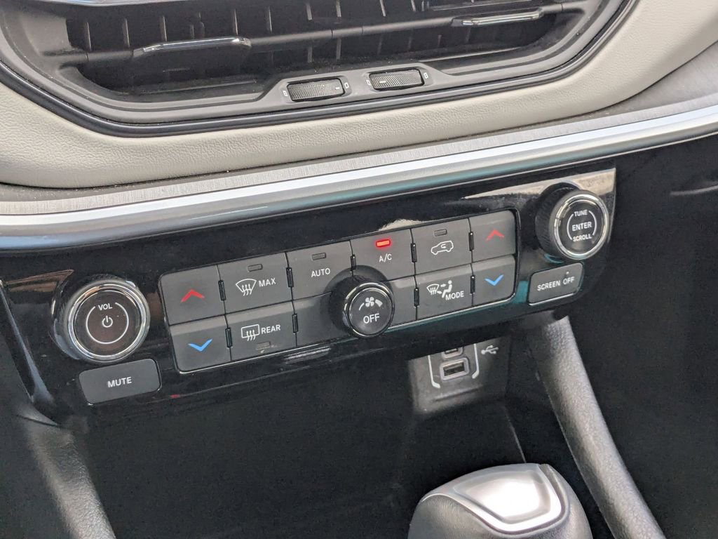 Used 2025 Jeep Compass Limited image 23