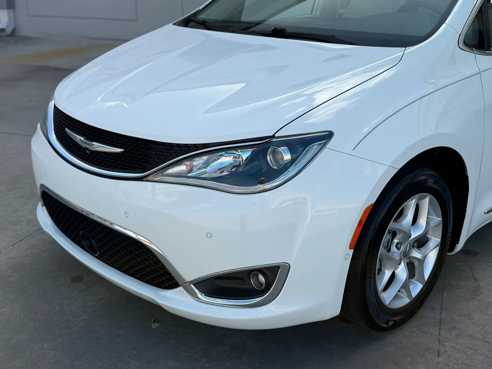 Used 2017 Chrysler Pacifica Touring-L Plus image 2
