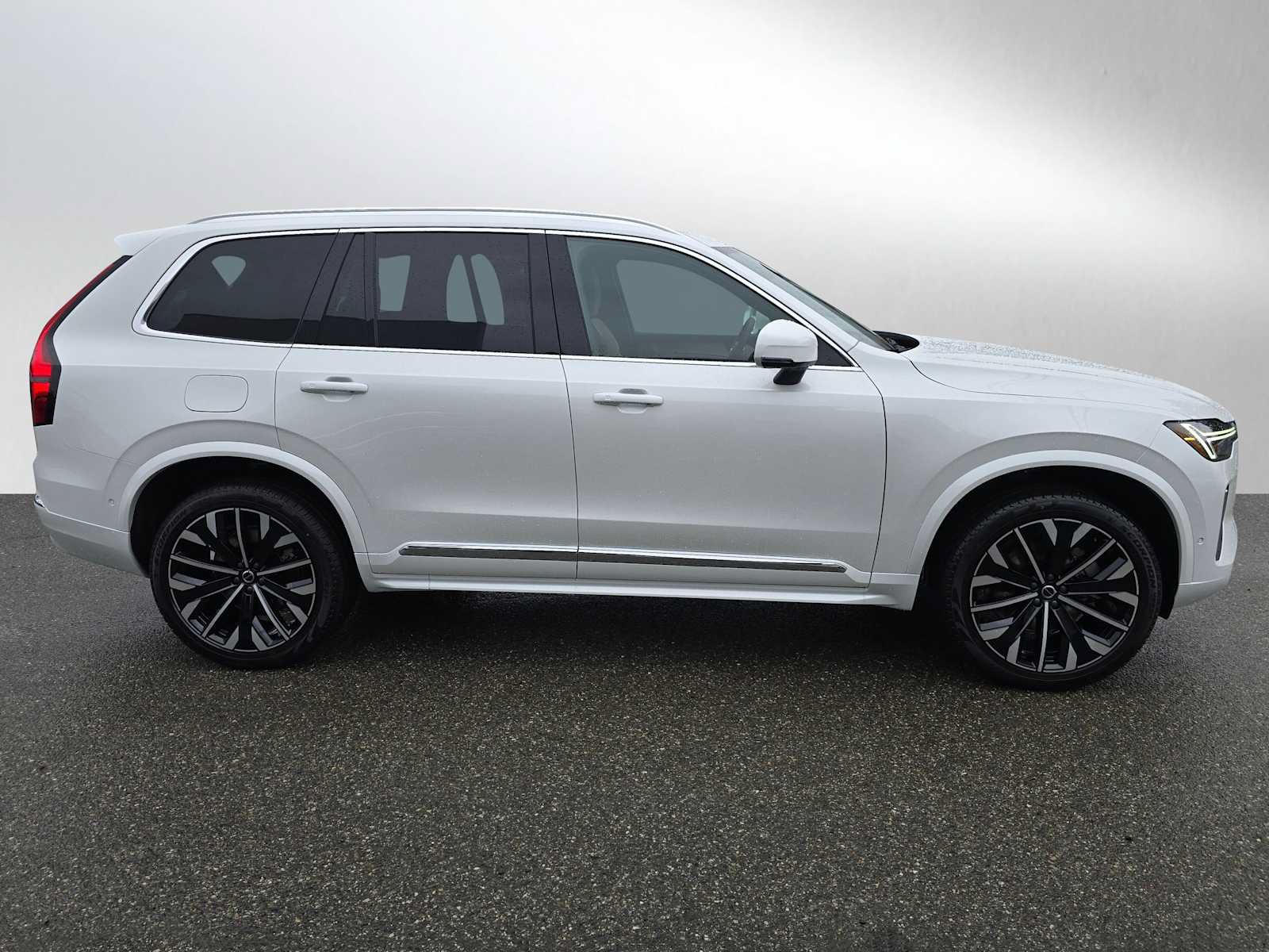 New 2026 Volvo XC90 B6 Plus w/ Protection Package Premier AWD/4WD image 2