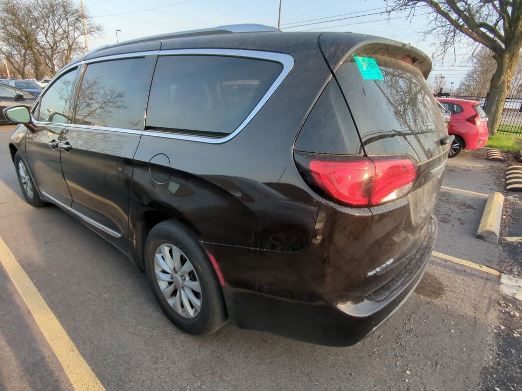 Used 2019 Chrysler Pacifica Touring-L image 4