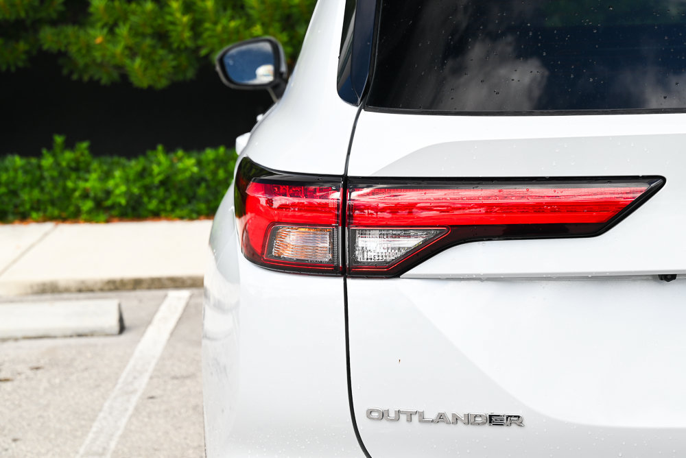 Used 2023 Mitsubishi Outlander SE Black Edition FWD image 6