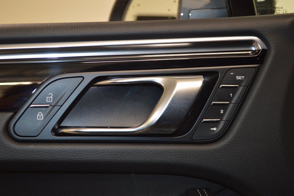 Used 2025 Porsche Macan image 19