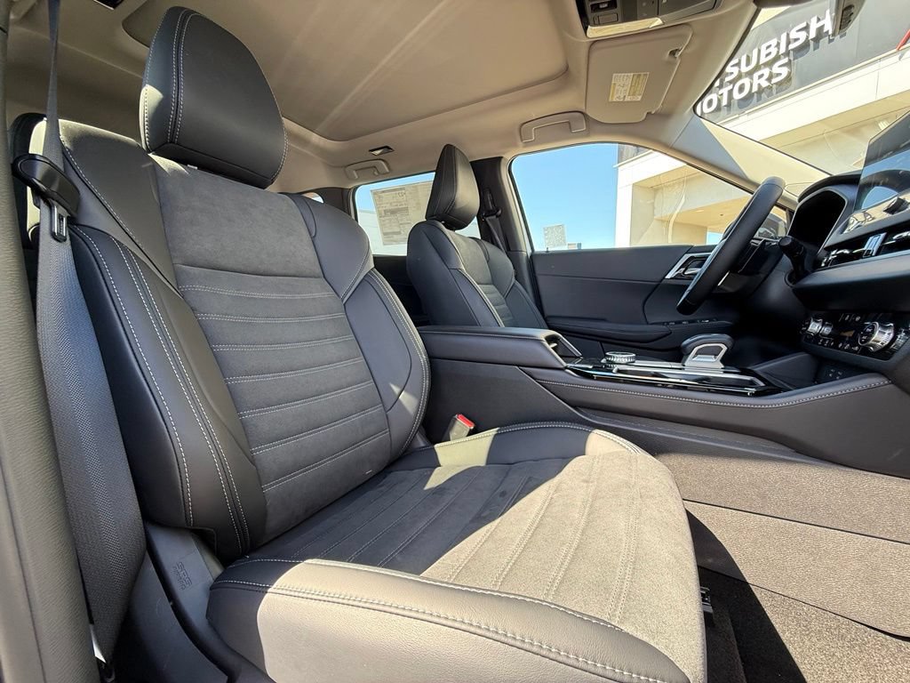 New 2026 Mitsubishi Outlander AWD image 16