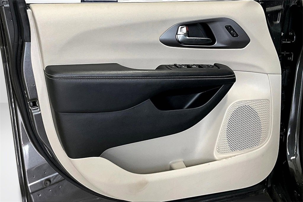 Used 2022 Chrysler Pacifica Touring-L image 19