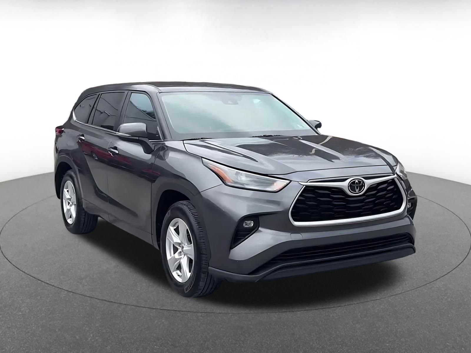 Used 2025 Toyota Highlander LE image 3