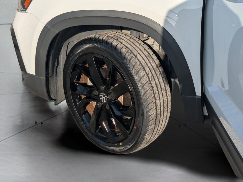 Certified 2023 Volkswagen Taos SE w/ Black Wheel Package FWD image 32