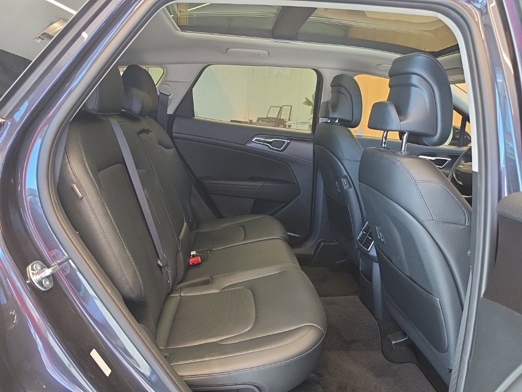 Certified 2026 Kia Sportage EX w/ EX Panorama Roof Package FWD image 46