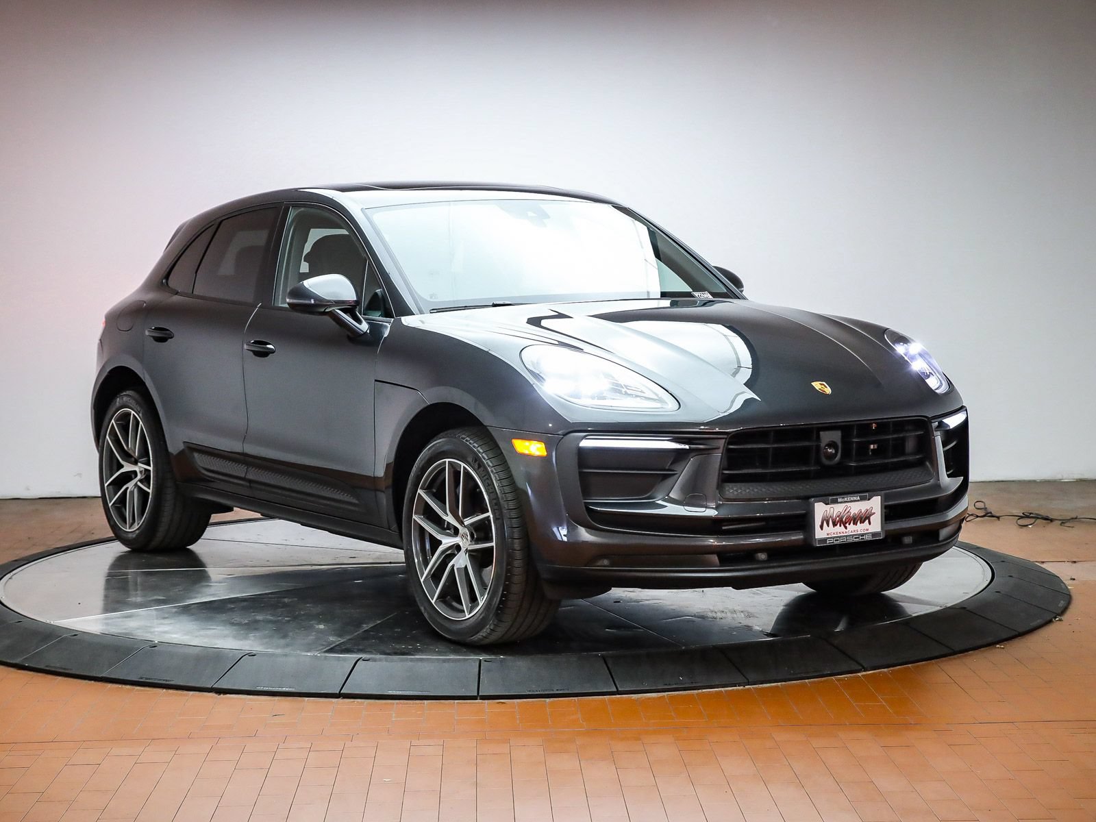 Certified 2025 Porsche Macan AWD/4WD image 14
