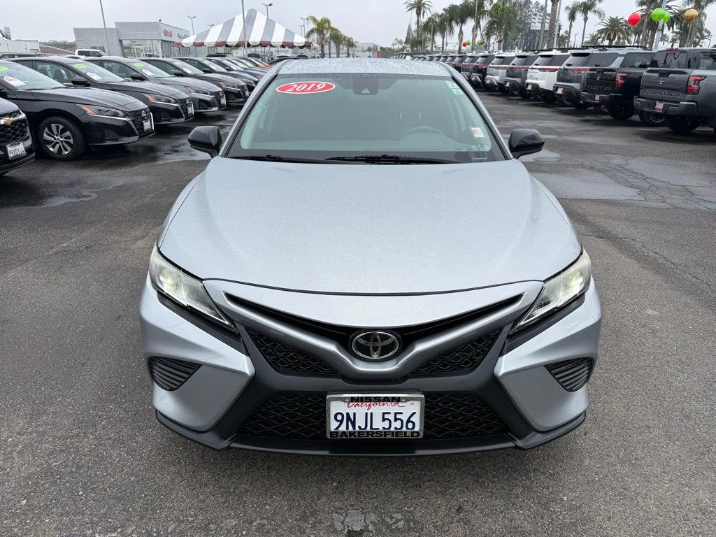 Used 2019 Toyota Camry SE image 2