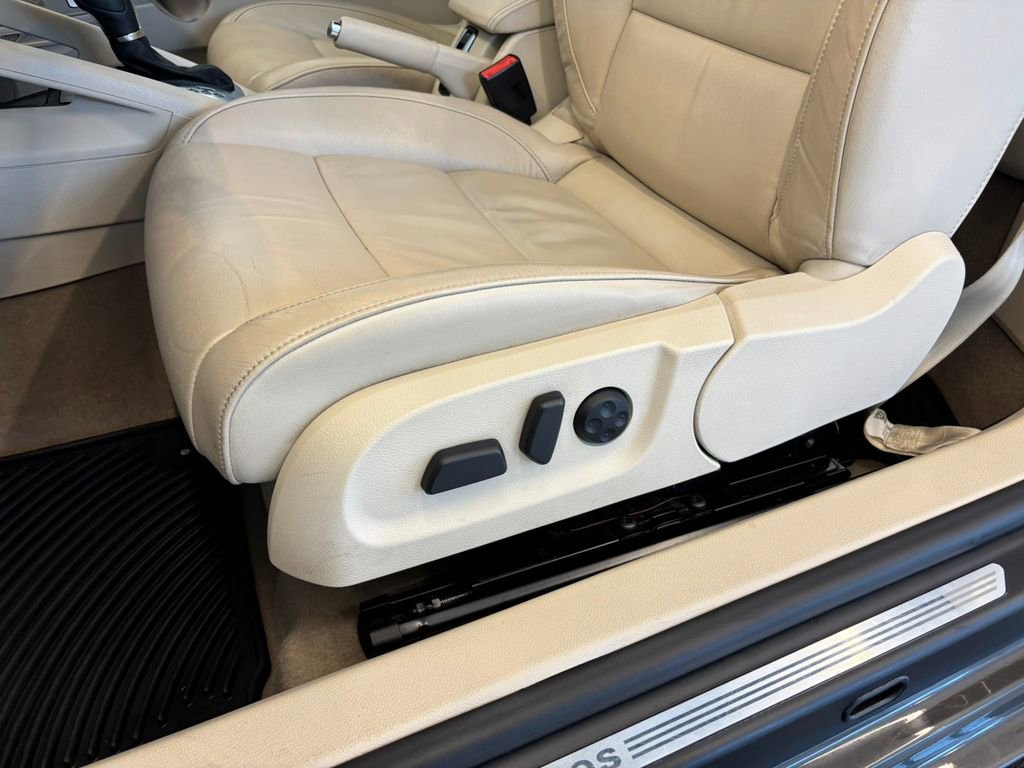 Used 2015 Volkswagen Eos Executive image 22