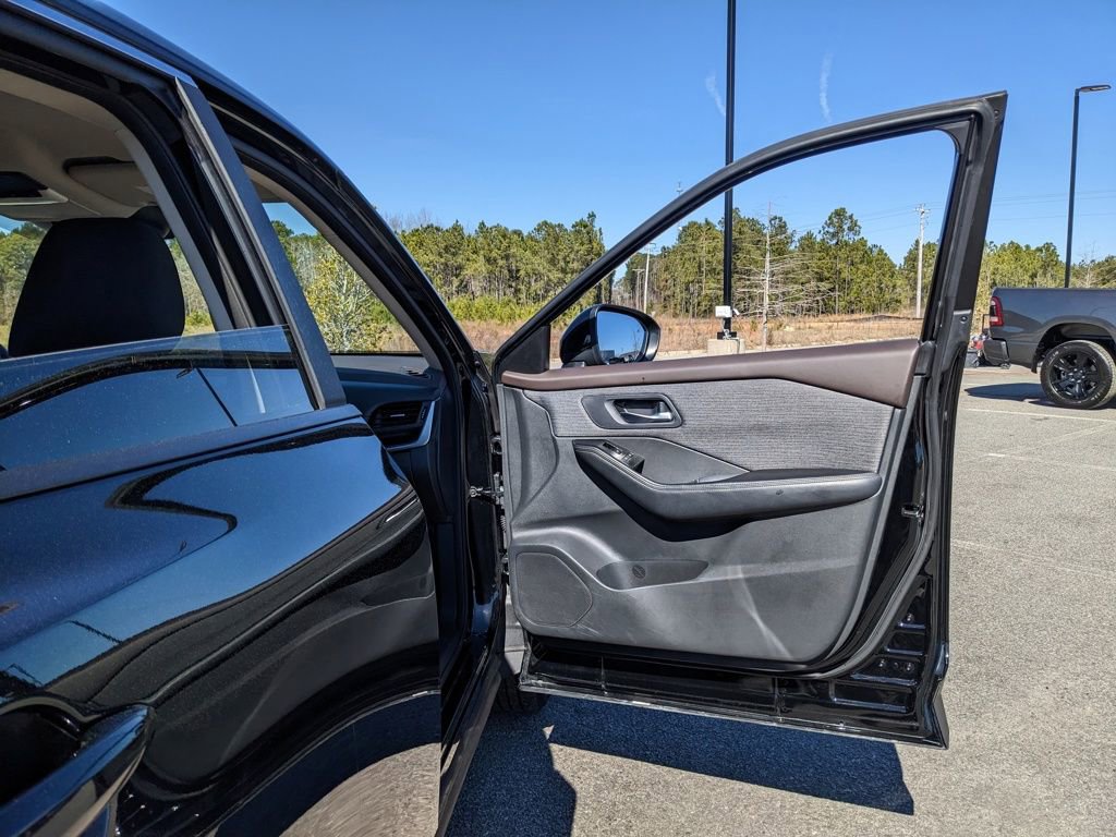 Used 2023 Nissan Rogue SV image 55