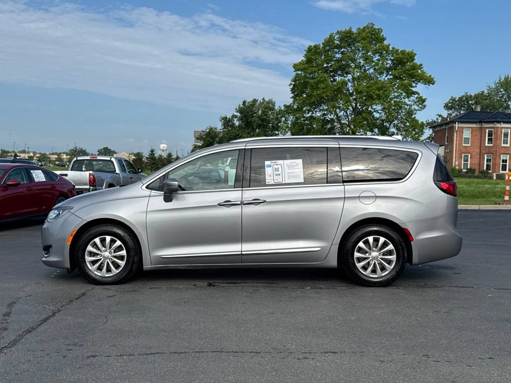 Used 2018 Chrysler Pacifica Touring-L FWD image 4