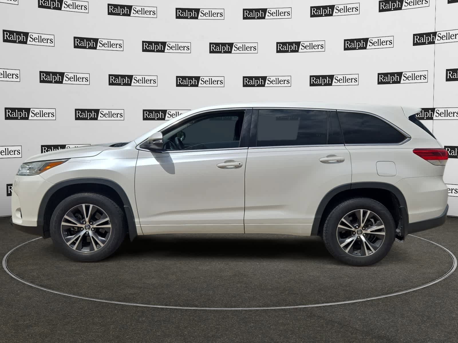 Used 2017 Toyota Highlander LE FWD image 3