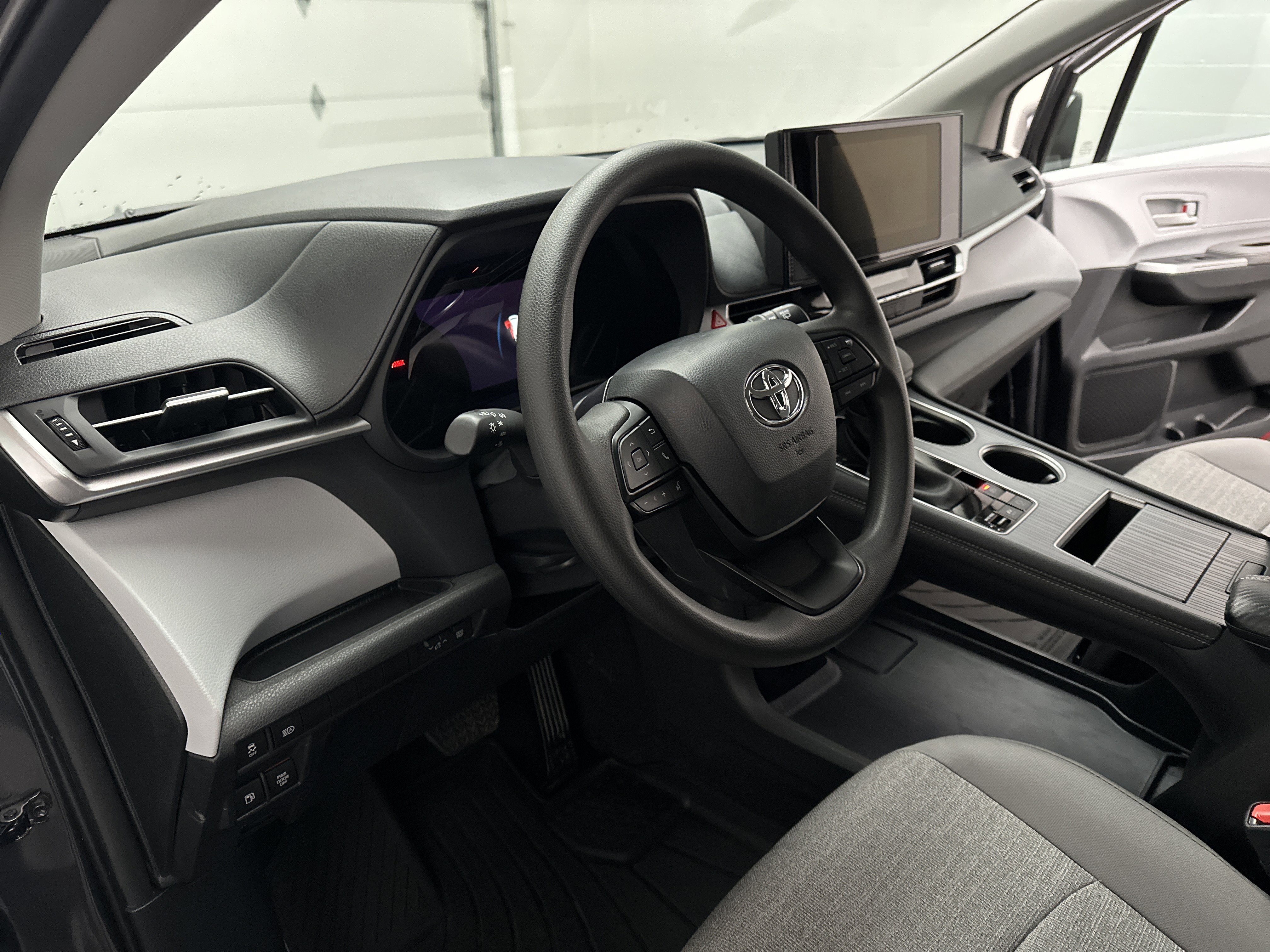 Used 2025 Toyota Sienna LE image 15