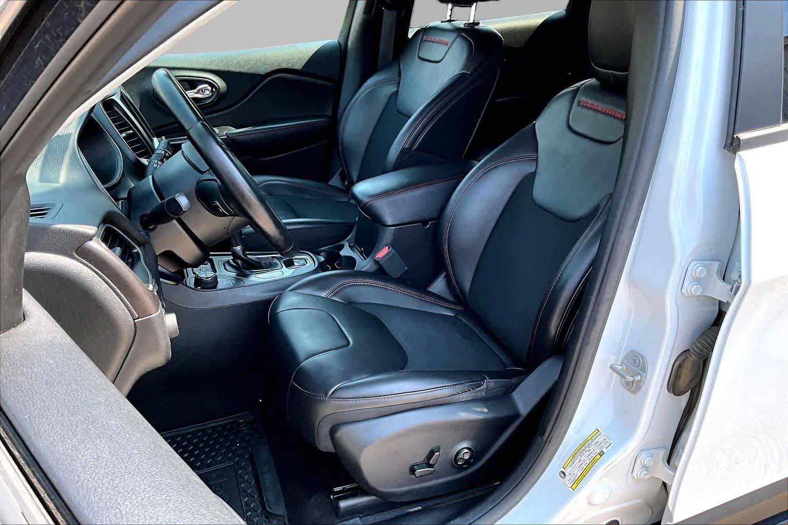 Used 2019 Jeep Cherokee Trailhawk w/ Cold Weather Group AWD/4WD image 10