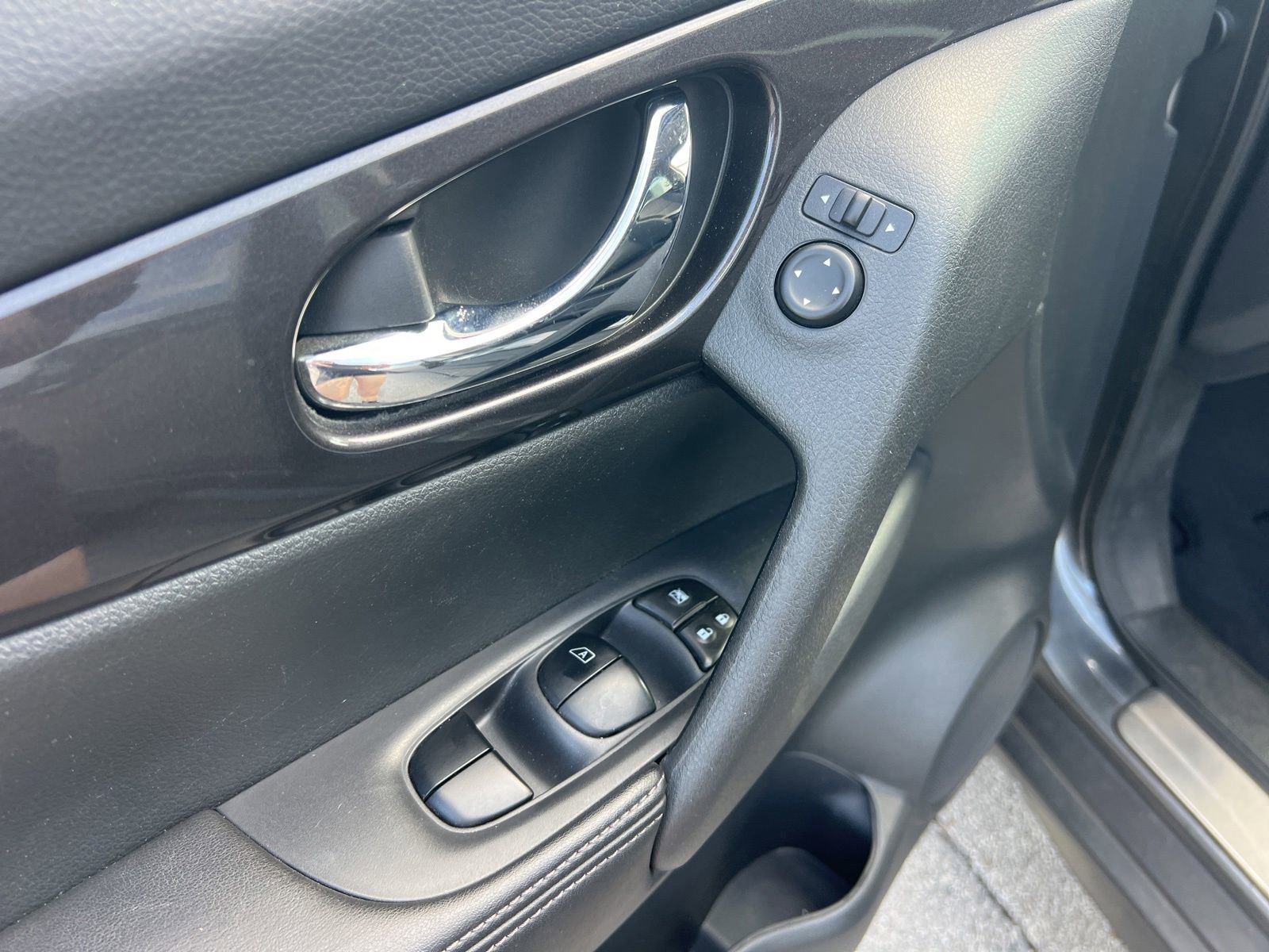 Used 2018 Nissan Rogue SV FWD image 22