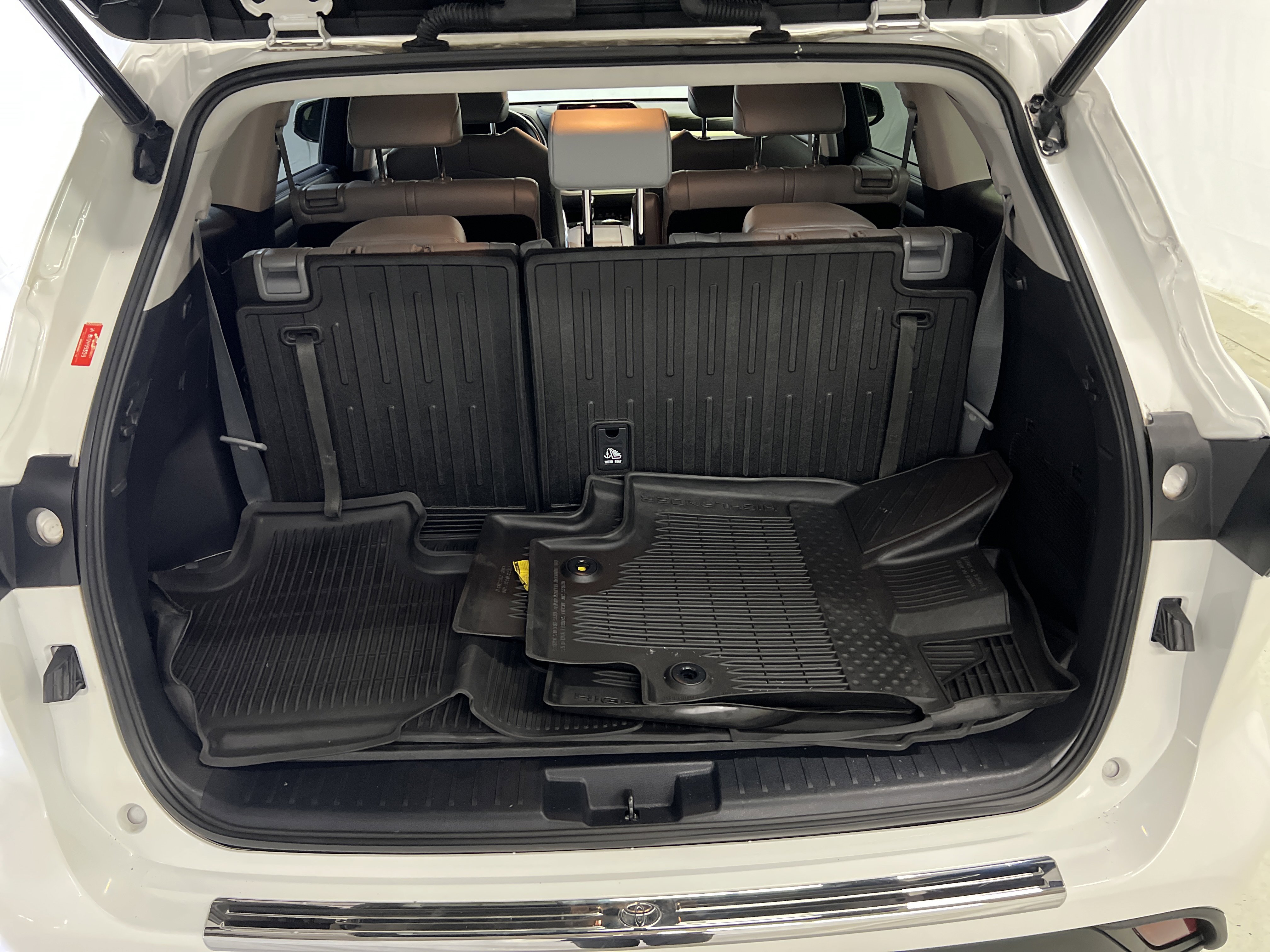 Used 2021 Toyota Highlander XLE AWD/4WD image 14