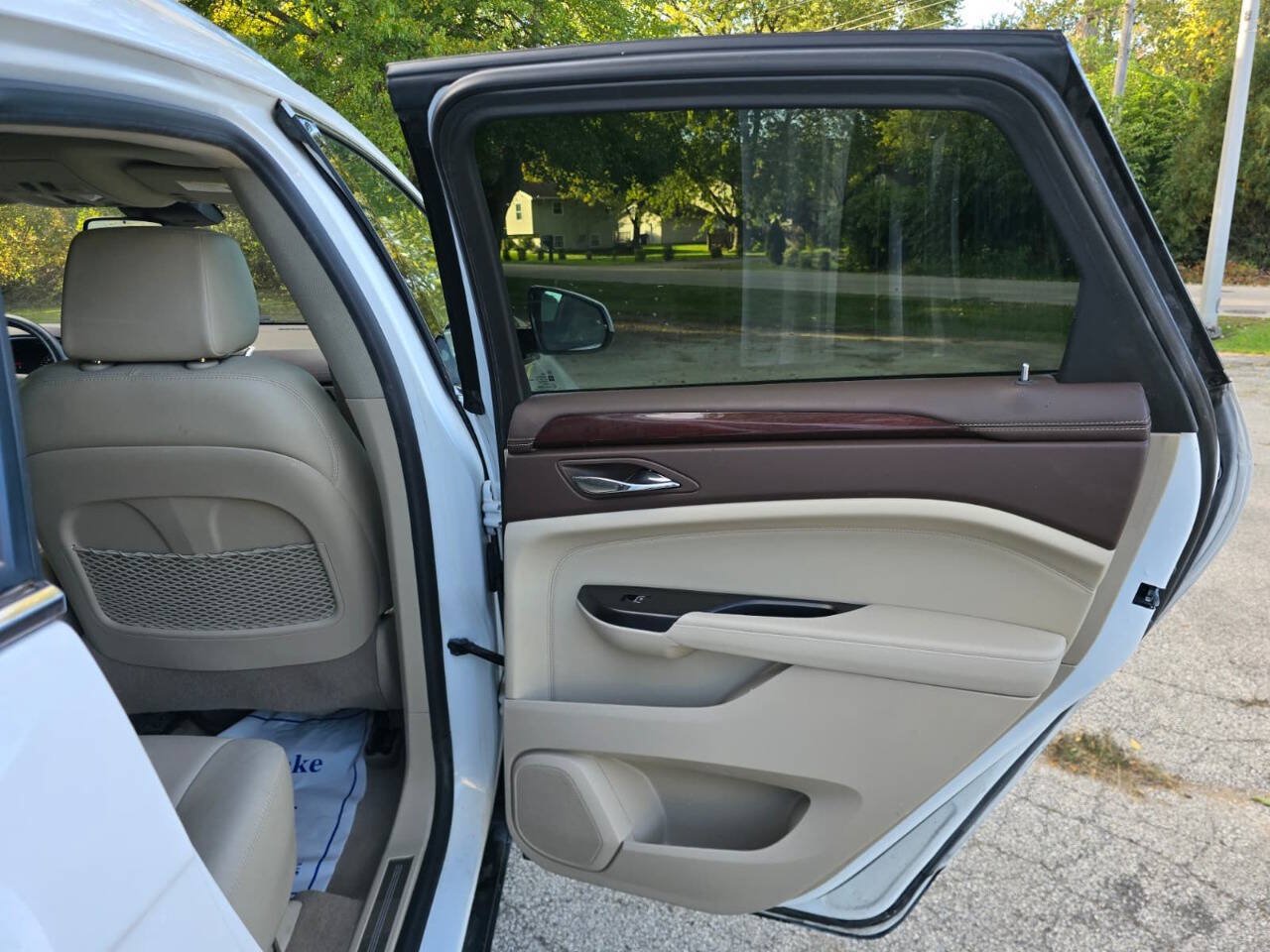 Used 2016 Cadillac SRX Luxury w/ Driver Awareness Package AWD/4WD image 12