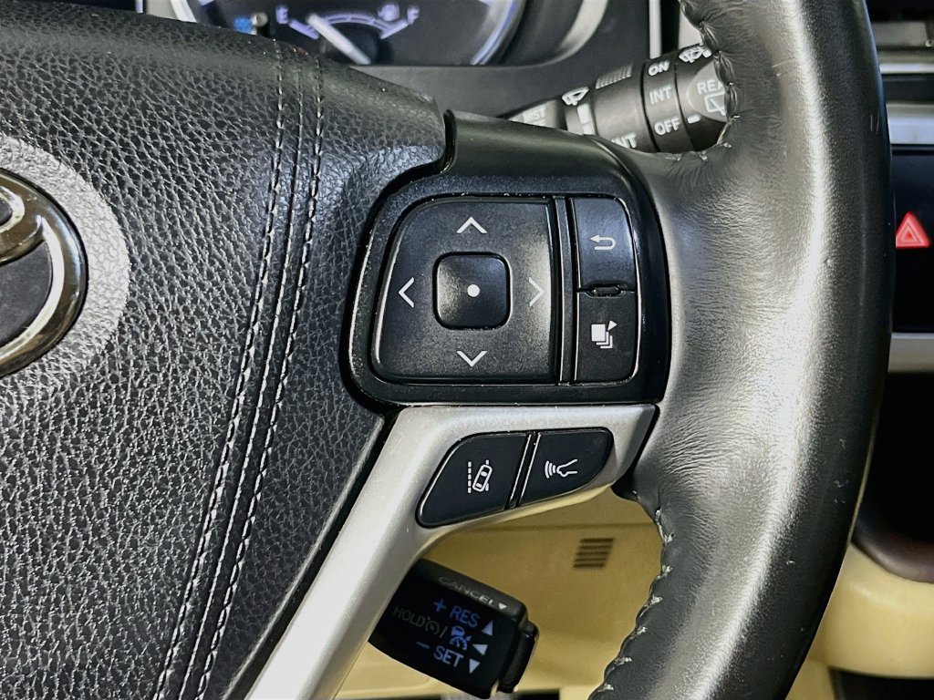 Used 2019 Toyota Highlander XLE FWD image 17