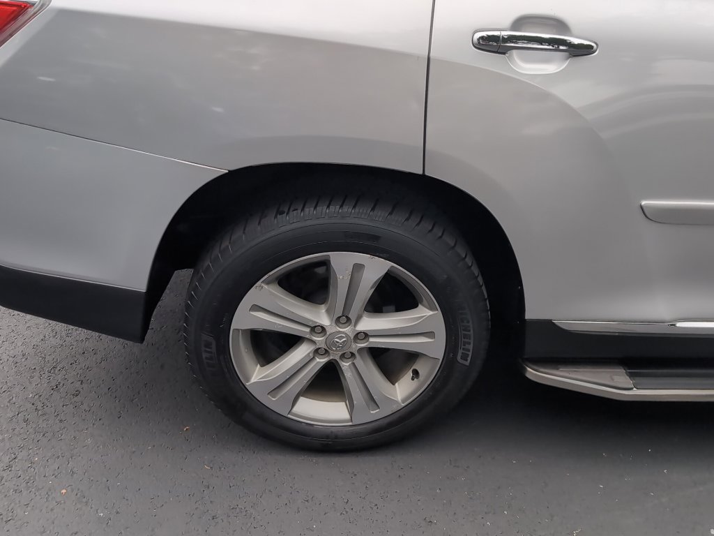 Used 2012 Toyota Highlander Limited w/ Tow Pkg AWD/4WD image 4