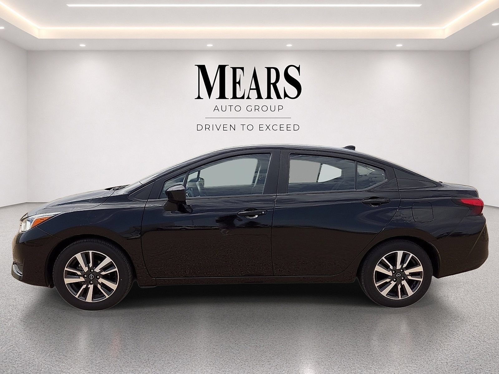 Used 2024 Nissan Versa SV FWD image 2