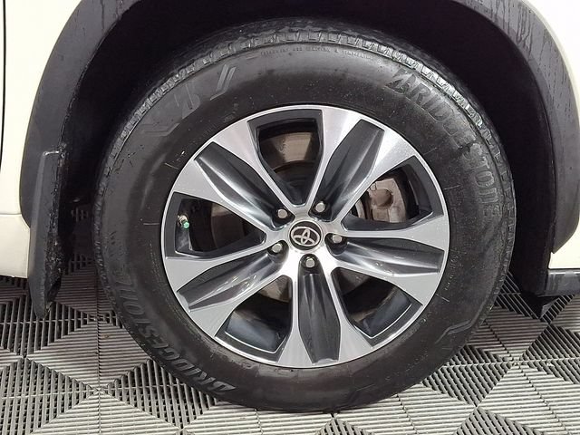 Used 2021 Toyota Highlander XLE AWD/4WD image 11