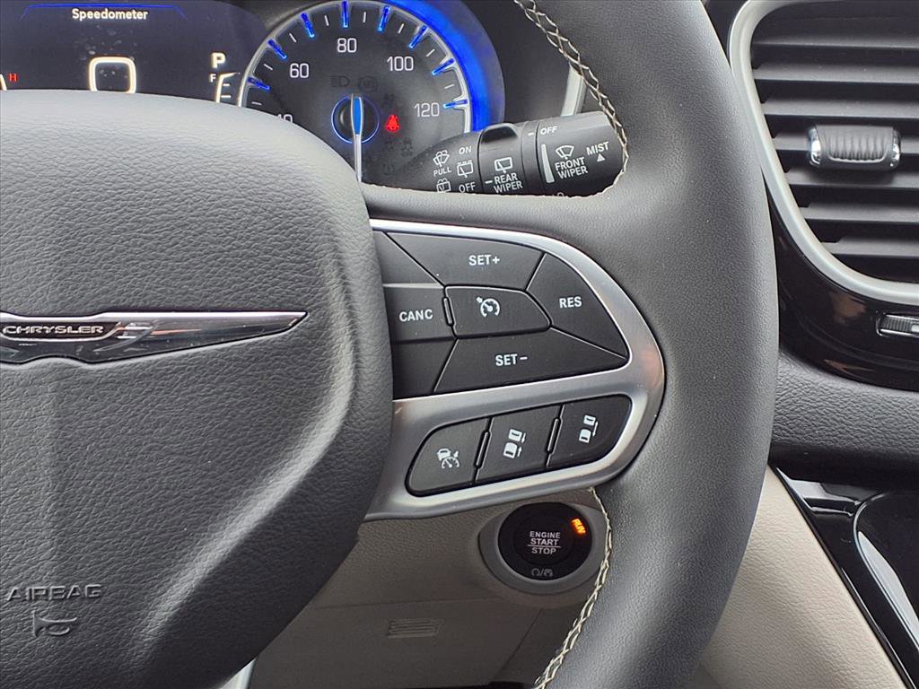 Used 2024 Chrysler Pacifica Touring-L image 19