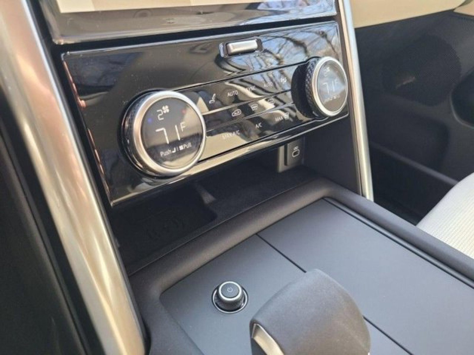 Certified 2024 Land Rover Discovery S image 32