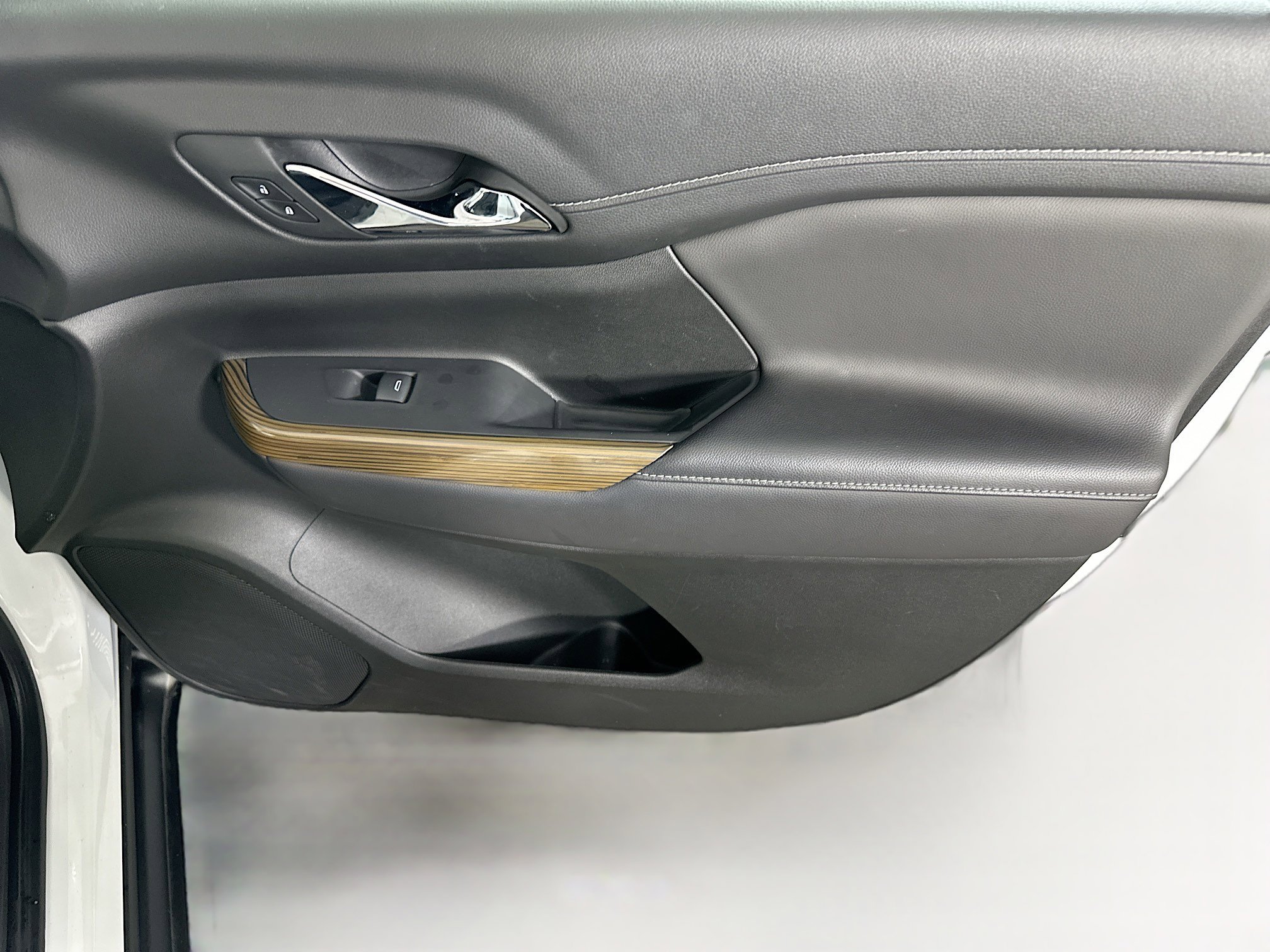 Used 2023 GMC Acadia SLE w/ Driver Convenience Package image 32