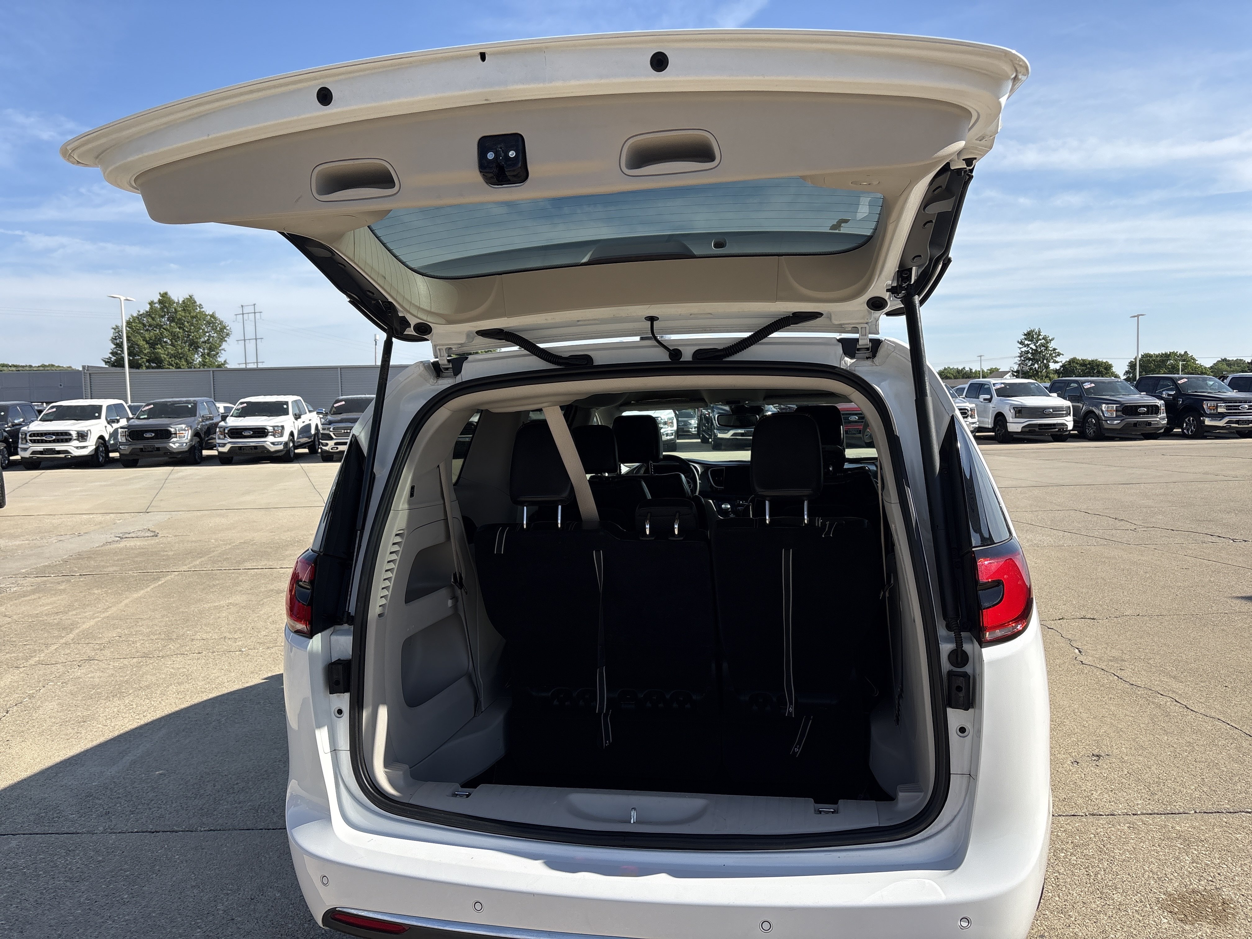 Used 2024 Chrysler Pacifica Touring-L FWD image 5