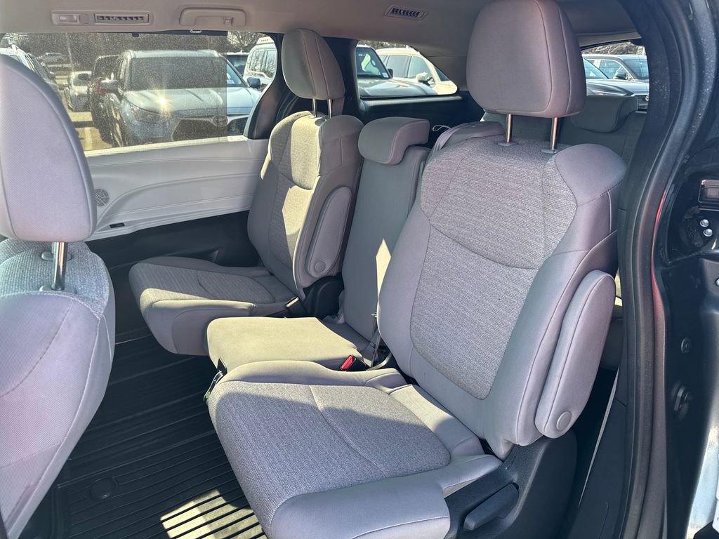 Used 2025 Toyota Sienna LE image 38