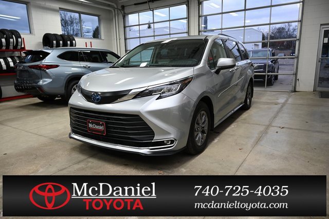 Used 2023 Toyota Sienna XLE w/ XLE Plus Package image 1