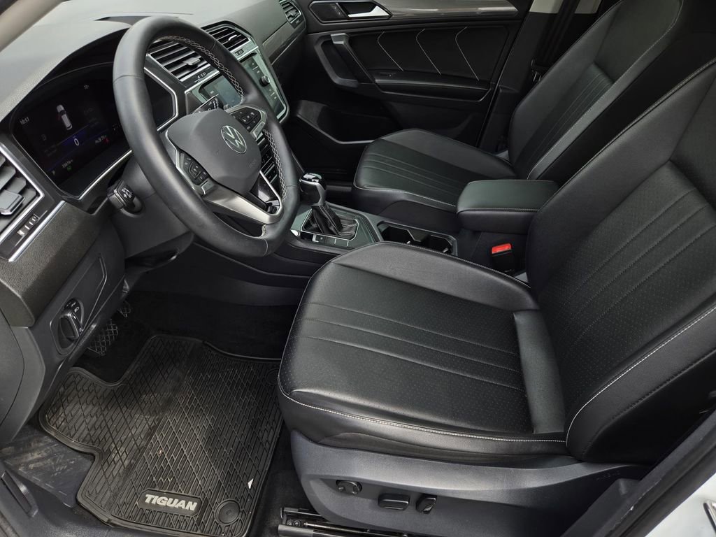 Used 2022 Volkswagen Tiguan SE w/ Panoramic Sunroof Package FWD image 19