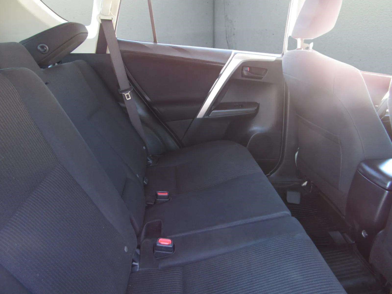 Used 2018 Toyota RAV4 LE FWD image 11