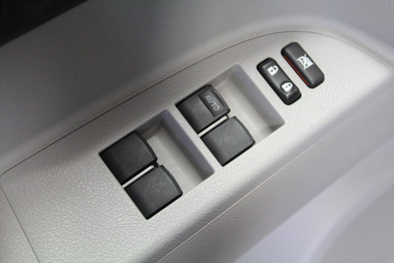 Used 2013 Toyota Highlander SE FWD image 19