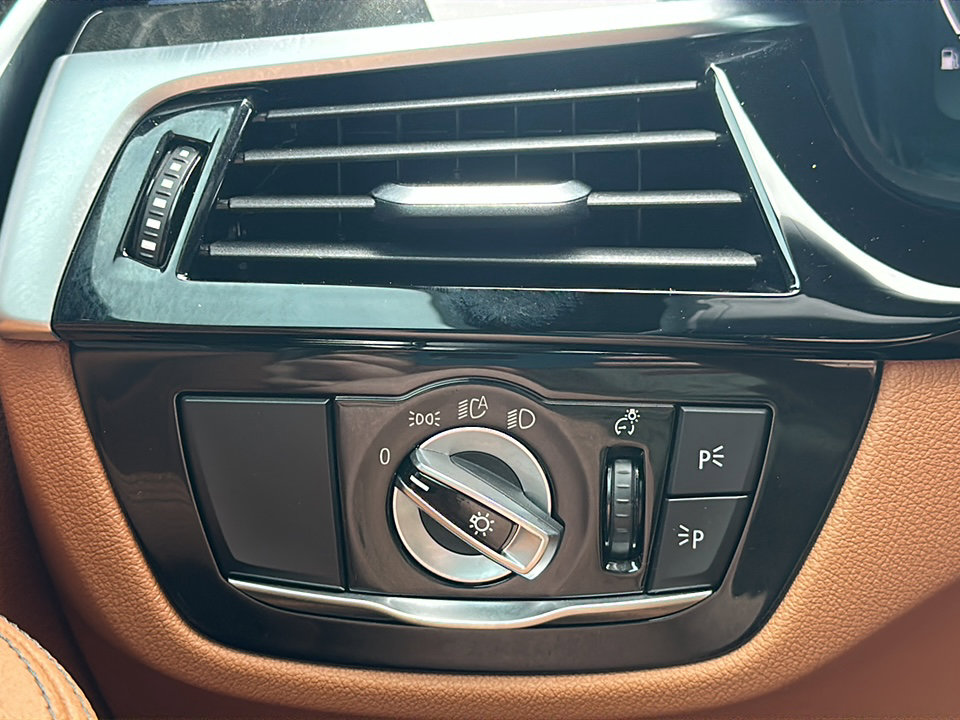 Certified 2023 BMW 530e xDrive w/ Premium Package image 37